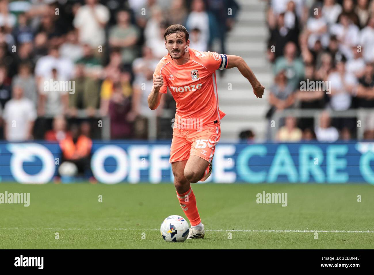Derby, Regno Unito. 16 agosto 2025. Liam Kitching di Coventry City rompe con il pallone durante la partita del Campionato Sky Bet Derby County vs Coventry City al Pride Park Stadium, Derby, Regno Unito, 16 agosto 2025 (foto di Mark Cosgrove/News Images) Credit: News Images Ltd/Alamy Live News Foto Stock