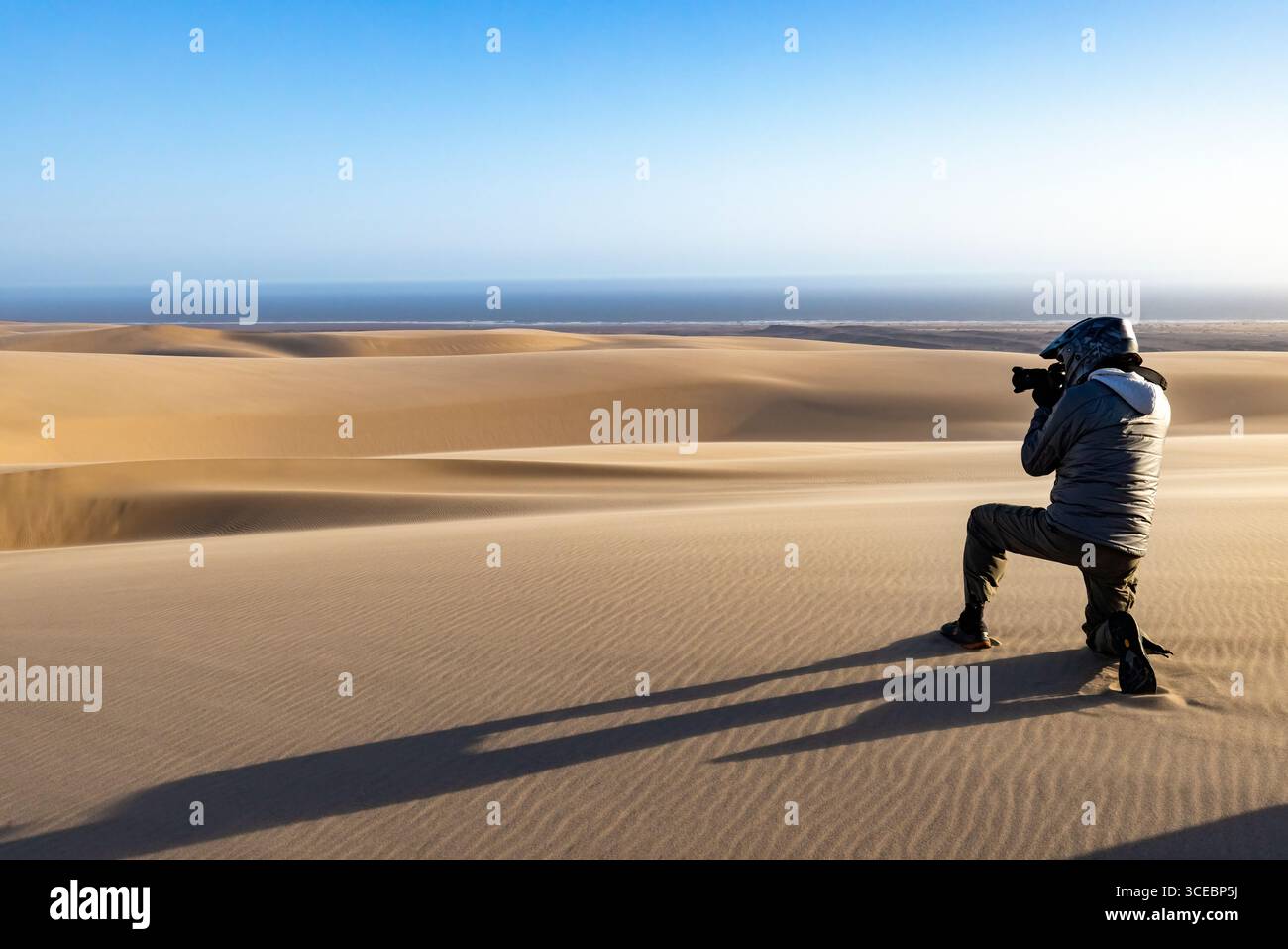 Fotografo tra le dune di sabbia vicino a Shipwreck Lodge - Skeleton Coast National Park, Namibia, Africa Foto Stock