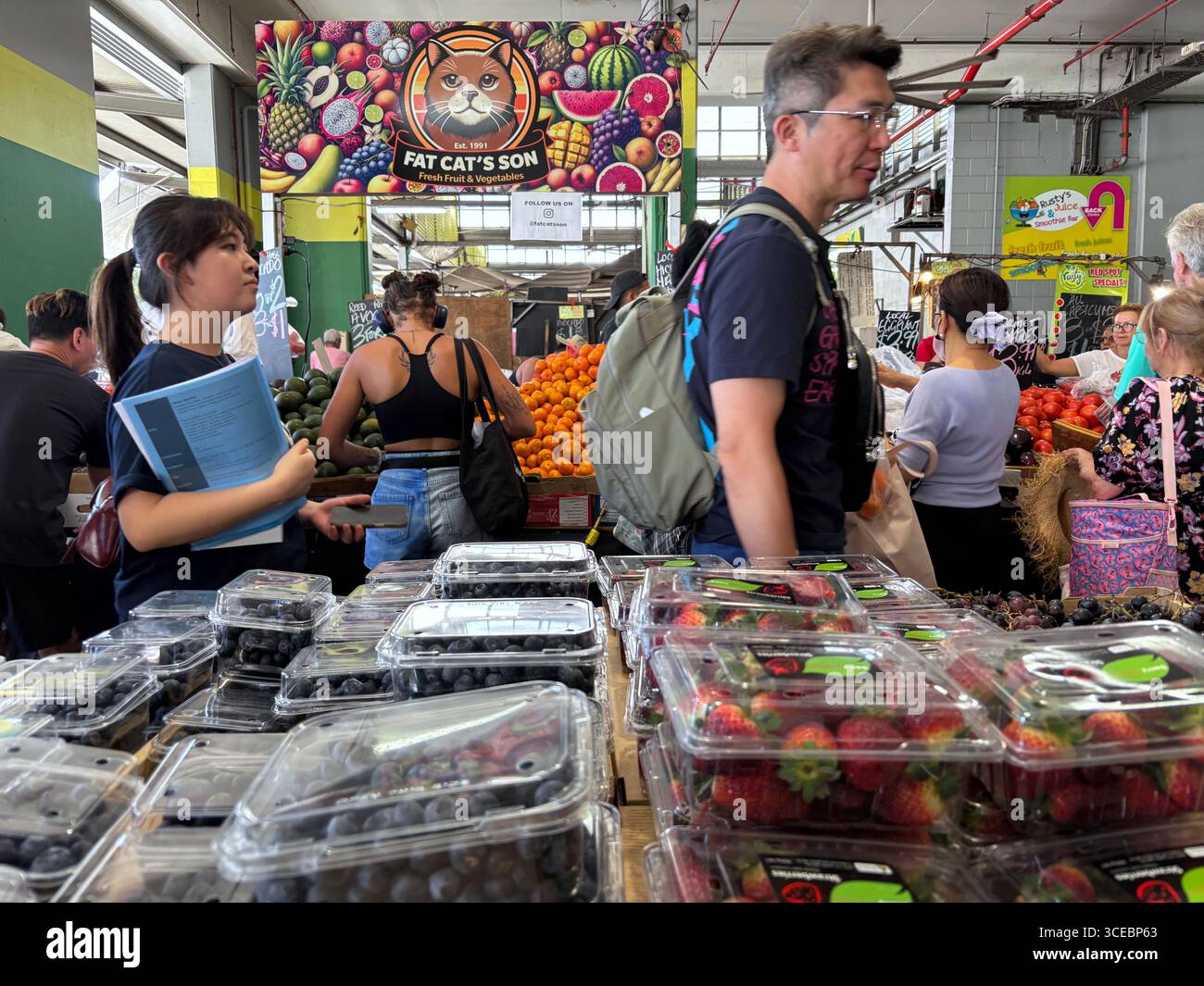 Gente che fa shopping ai mercati di Rusty, Cairns, Queensland, Australia. No MR o PR Foto Stock