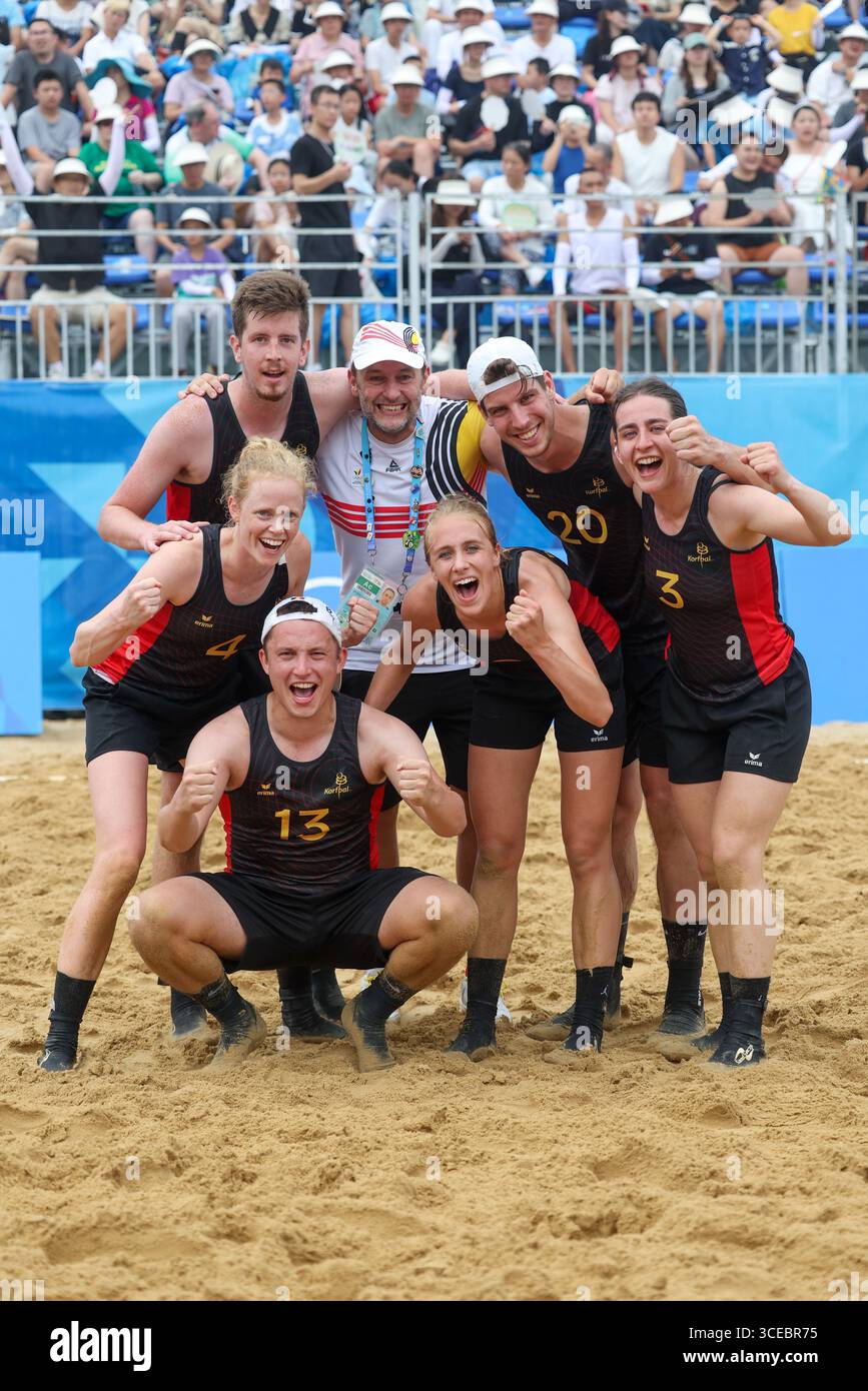 Chenghdu, Cina. 17 agosto 2025. La squadra belga degli scorpioni festeggia dopo aver vinto la medaglia di bronzo all'evento finale di consolazione corale in spiaggia ai Giochi mondiali del 2025, a Chenghdu, Cina, domenica 17 agosto 2025. Quest'anno, i Giochi mondiali si svolgono dal 7 al 17 agosto. BELGA PHOTO VIRGINIE LEFOUR credito: Belga News Agency/Alamy Live News Foto Stock