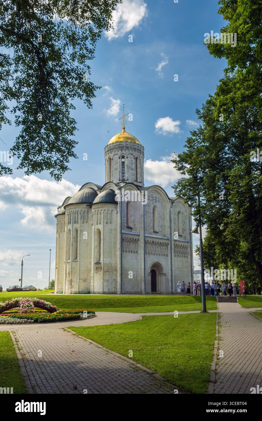 Vladimir, Russia - 07.25.2025. Vista della cattedrale di San Demetrio catturata in una giornata di sole. Foto Stock