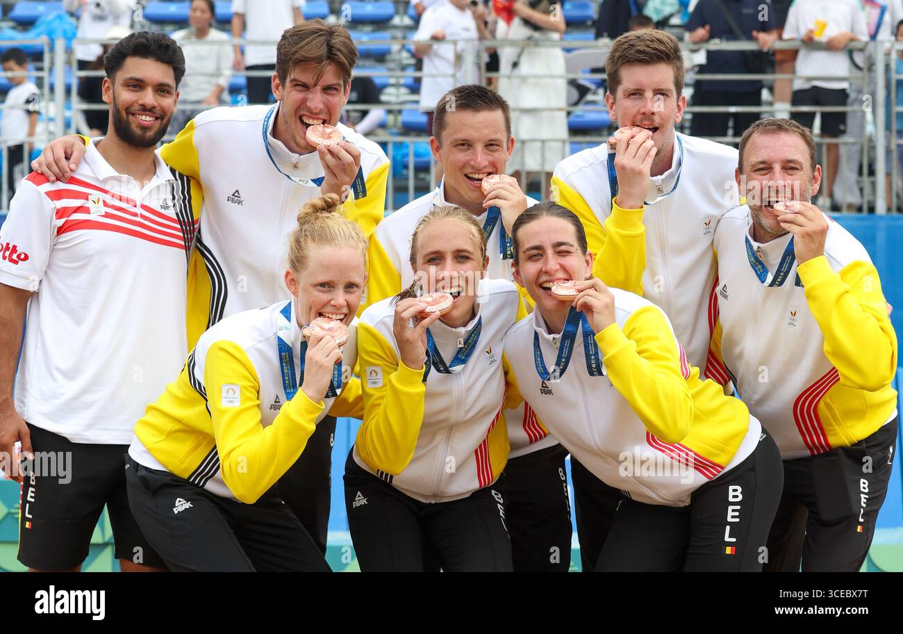 Chenghdu, Cina. 17 agosto 2025. La squadra belga di scorpioni festeggia dopo aver vinto la medaglia di bronzo all'evento Beach Korfball dei Giochi mondiali 2025, a Chenghdu, in Cina, domenica 17 agosto 2025. Quest'anno, i Giochi mondiali si svolgono dal 7 al 17 agosto. BELGA PHOTO VIRGINIE LEFOUR credito: Belga News Agency/Alamy Live News Foto Stock