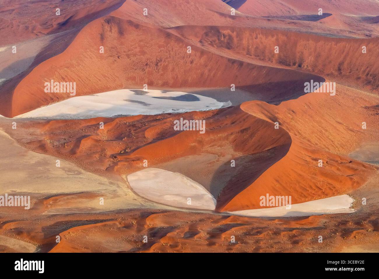 Vista aerea delle antiche dune di sabbia nel Namib-Naukluft National Park, Namibia, Africa Foto Stock