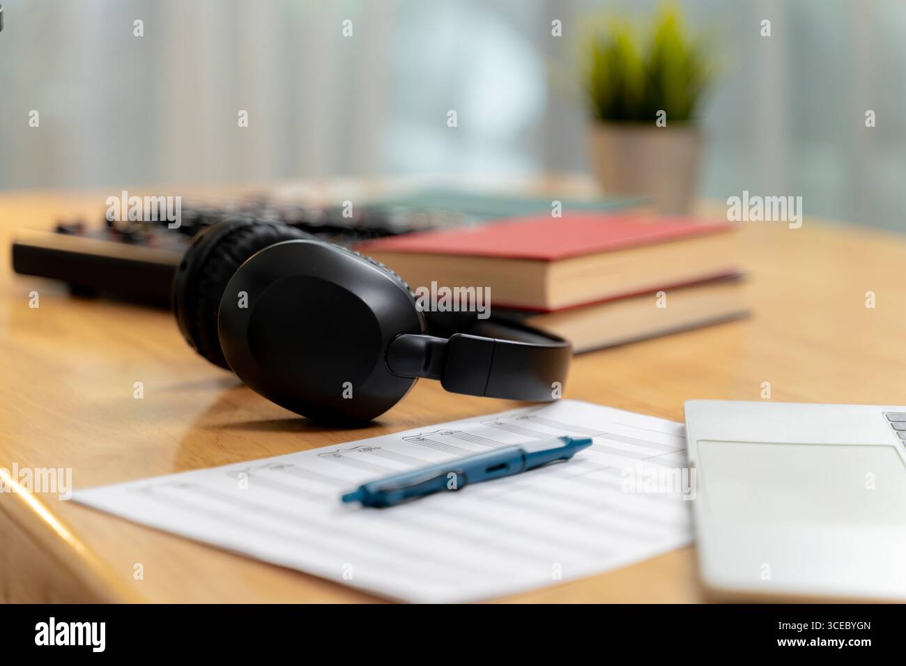 Un'area di lavoro creativa per la registrazione di podcast con microfono, cuffie e configurazione da scrivania, che simboleggia la produzione e la comunicazione di contenuti multimediali digitali. Foto Stock