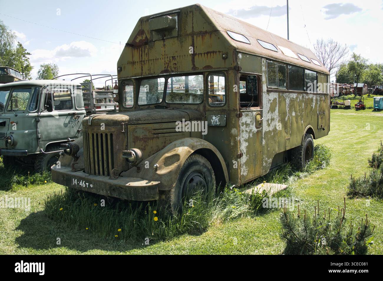 Autobus militare sovietico abbandonato - veicolo d'epoca rugginito nel campo di campagna Foto Stock