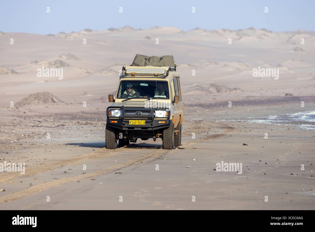 Toyota Land Cruiser 4x4 in viaggio sulla remota costa del Parco Nazionale di Skeleton Coast, Namibia, Africa Foto Stock