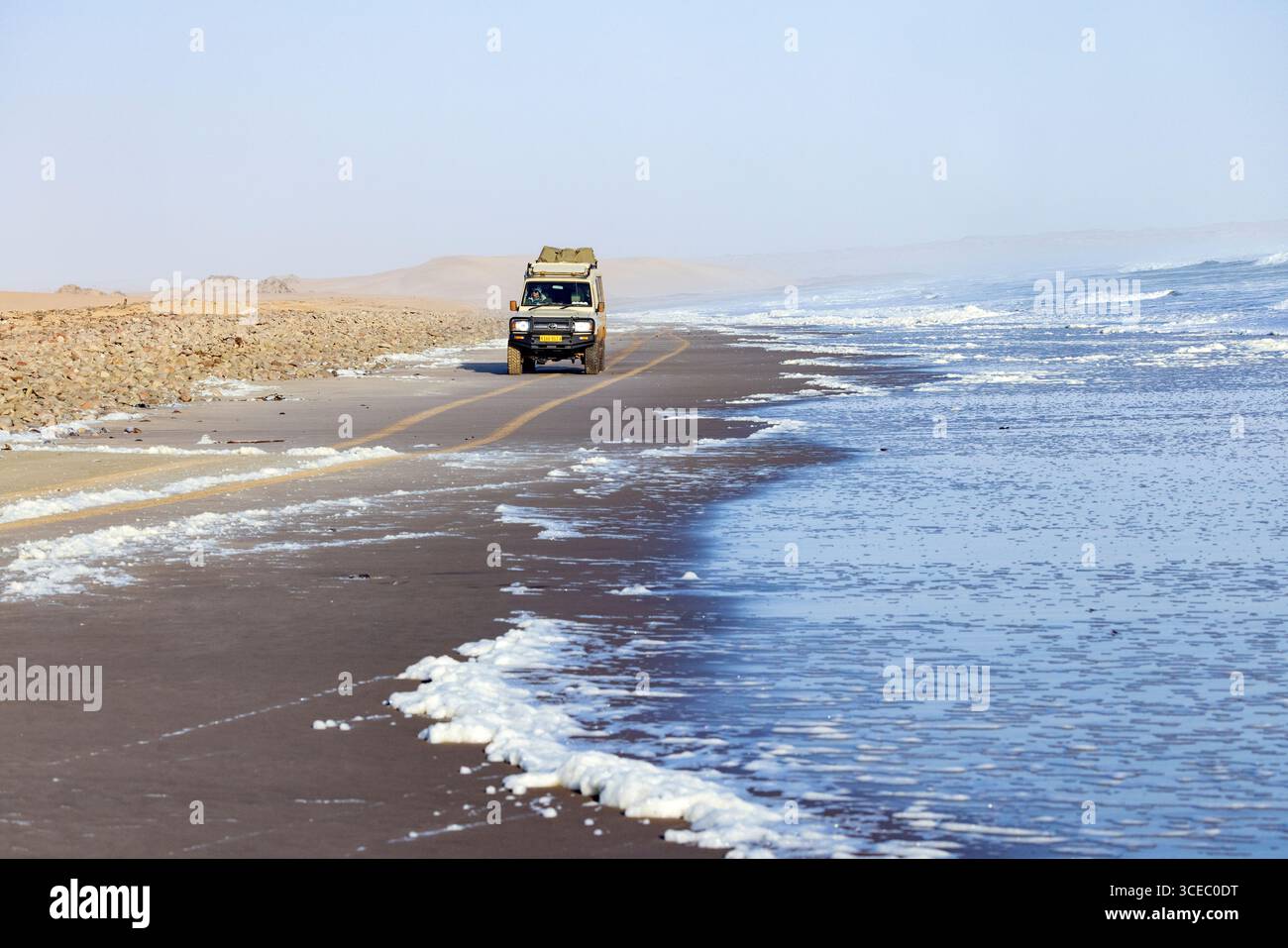 Toyota Land Cruiser 4x4 in viaggio sulla remota costa del Parco Nazionale di Skeleton Coast, Namibia, Africa Foto Stock