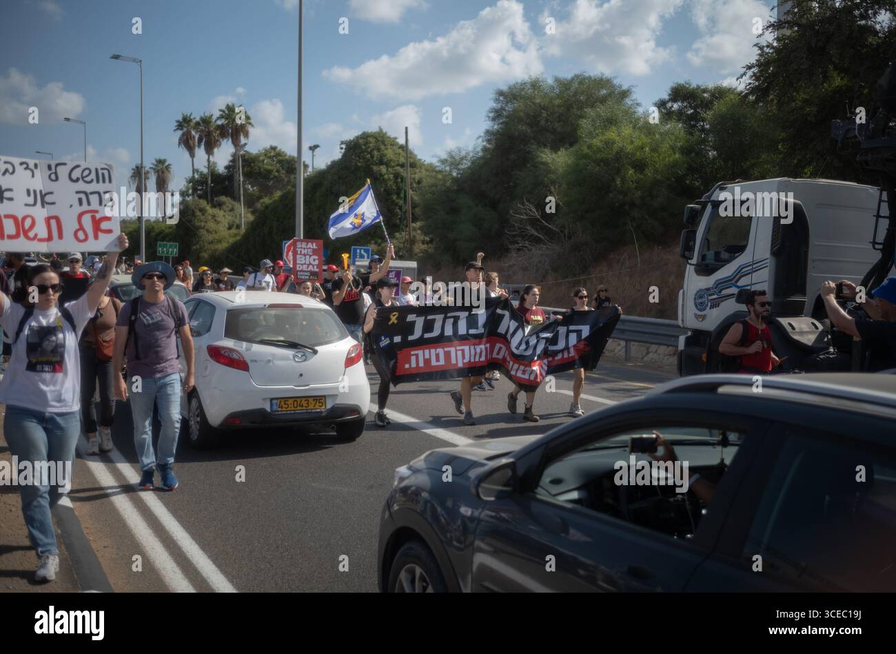 Tel Aviv, Israele. 17 agosto 2025. Gli israeliani protestano e bloccano le strade, come chiedono di porre fine alla guerra su Gaza e di liberare gli ostaggi. Crediti: ILIA YEFIMOVICH/dpa/Alamy Live News Foto Stock