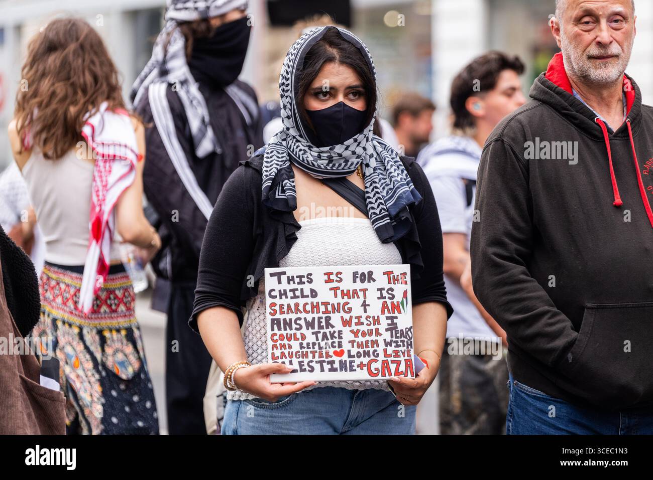 Leeds, Regno Unito. 16 AGOSTO 2025. La persona ha un cartello con il testo di "Long Live Palestine" dell'artista Lowkey, dato che circa 600 persone hanno partecipato alla "marcia dei settentrionali per la Palestina" a Central Leeds. Con una piccola contro-protesta pro-israeliana al punto di partenza in Piazza San Pietro, la marcia principale ha intrapreso un percorso tortuoso attraverso il centro della città, illuminando i lampi e bloccando brevemente il traffico fuori da diverse località. Un arresto è stato fatto per un segno proibito. Credito Milo Chandler/Alamy Live News Foto Stock