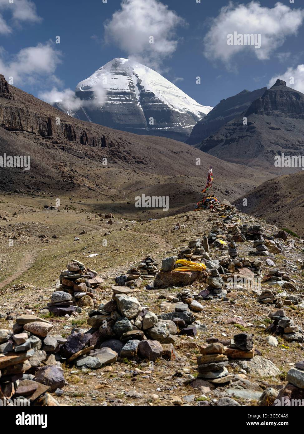 vista ad angolo basso del monte kailash con un mucchio di pietre mani tibetane, tibet, cina Foto Stock