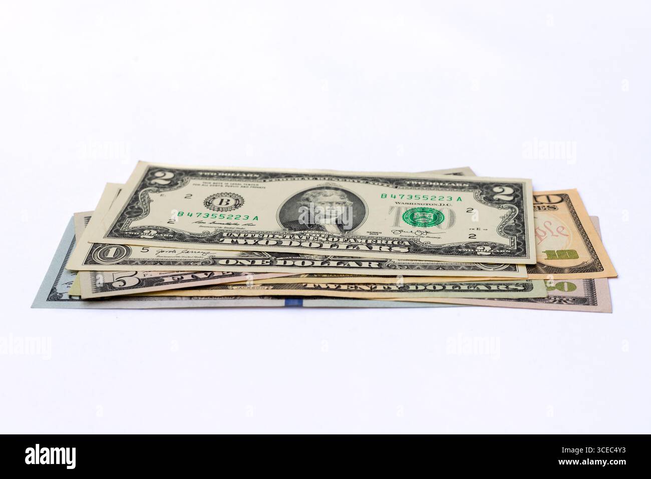 Una pila di banconote in dollari USA con rara banconota da due dollari e tagli multipli Foto Stock