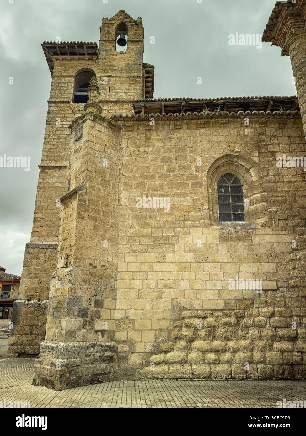 Chiesa di origine romanica con portico laterale, porta ad arco e campanile a Fromista, Palencia Foto Stock