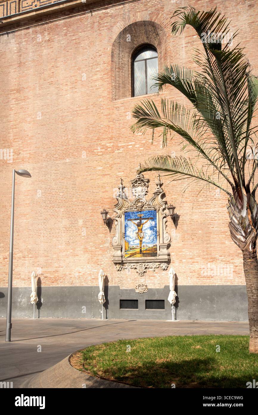 Retablo cerámico del Cristo de la Buena Muerte di Antonio Kierman nel 1949, Siviglia, Plaza de la Anunciación, Andalusia, Spagna Foto Stock