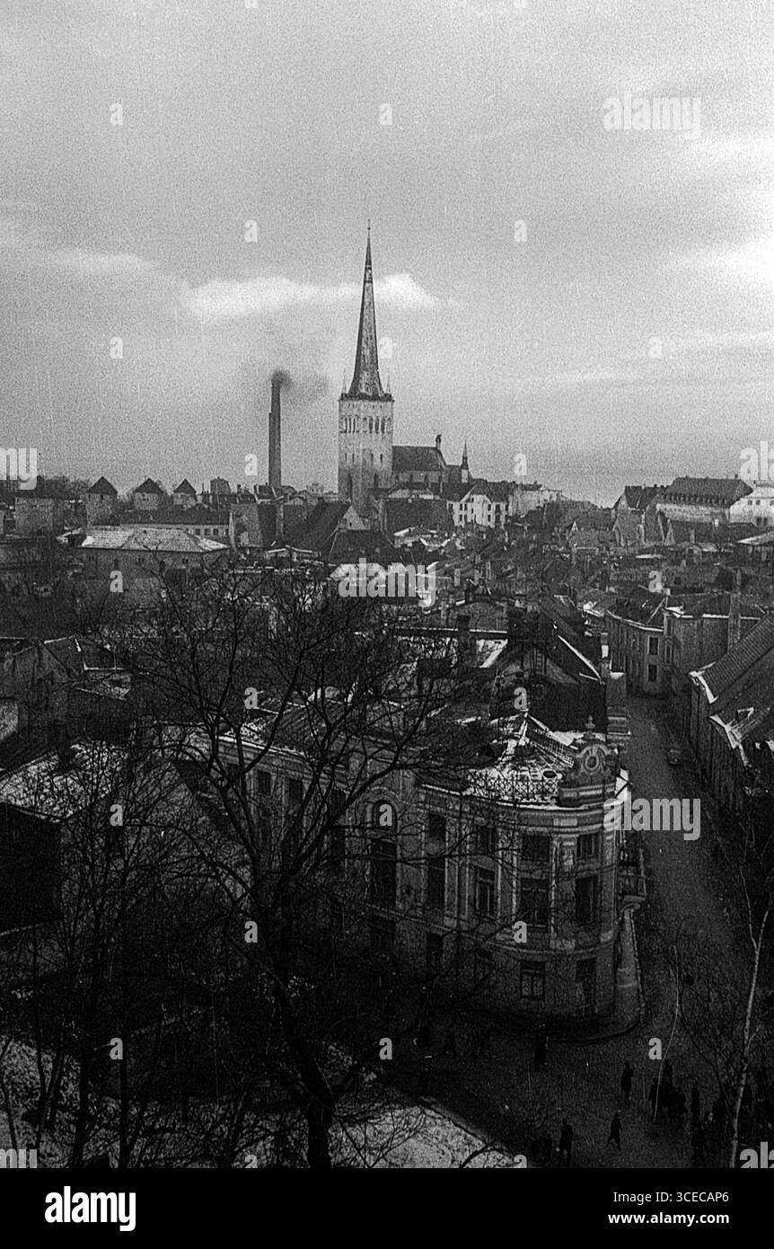 Tallinn, RSS Estone - 4 dicembre 1961: Veduta della Chiesa di Sant'Olaf e del tubo fumante della centrale elettrica di Tallinn Foto Stock