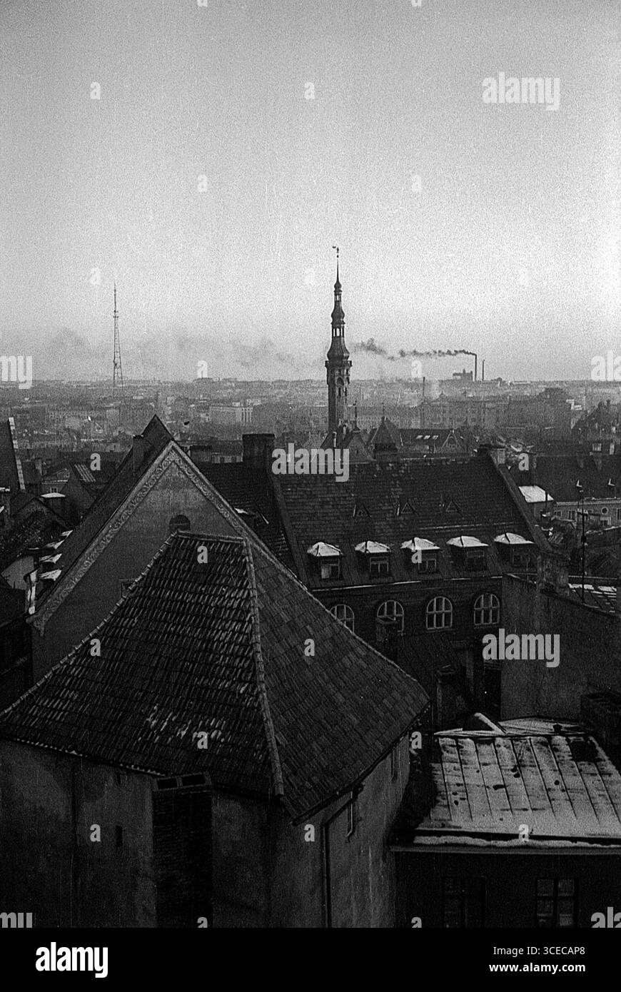 Tallinn, RSS Estone - 4 dicembre 1961: Veduta della guglia del Municipio di Tallinn e del tubo fumante della centrale elettrica Foto Stock