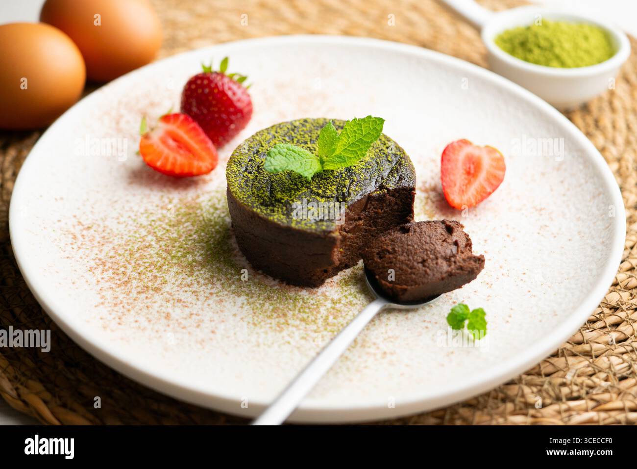 Cioccolato fondente vegano e torta con tè matcha. Foto Stock