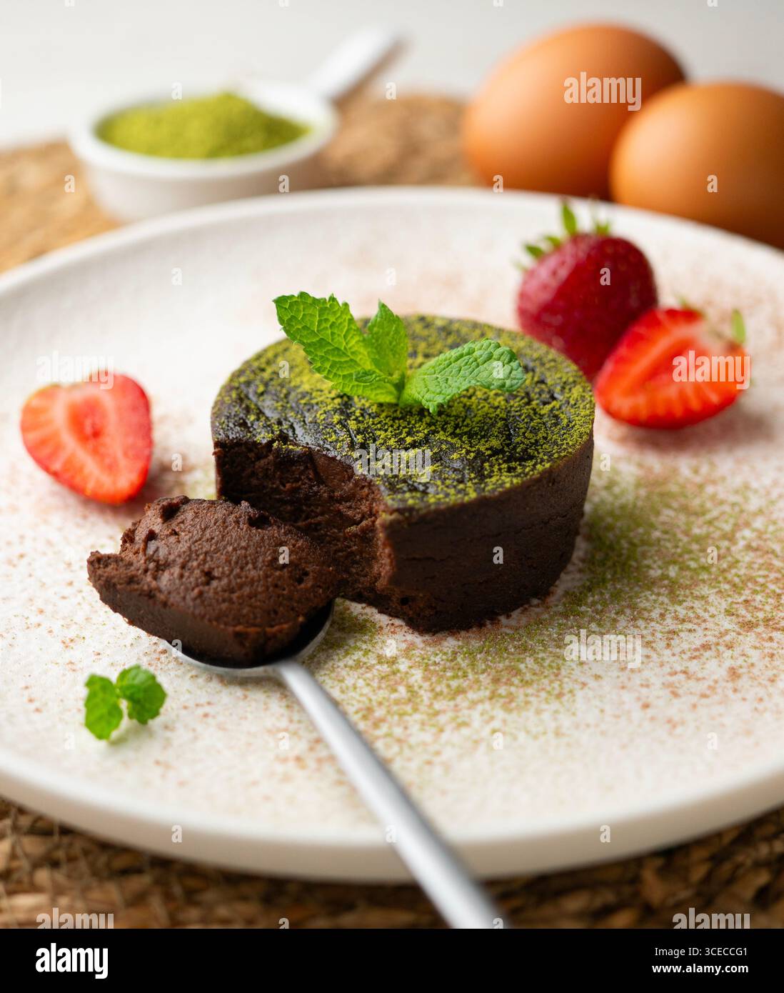 Cioccolato fondente vegano e torta con tè matcha. Foto Stock
