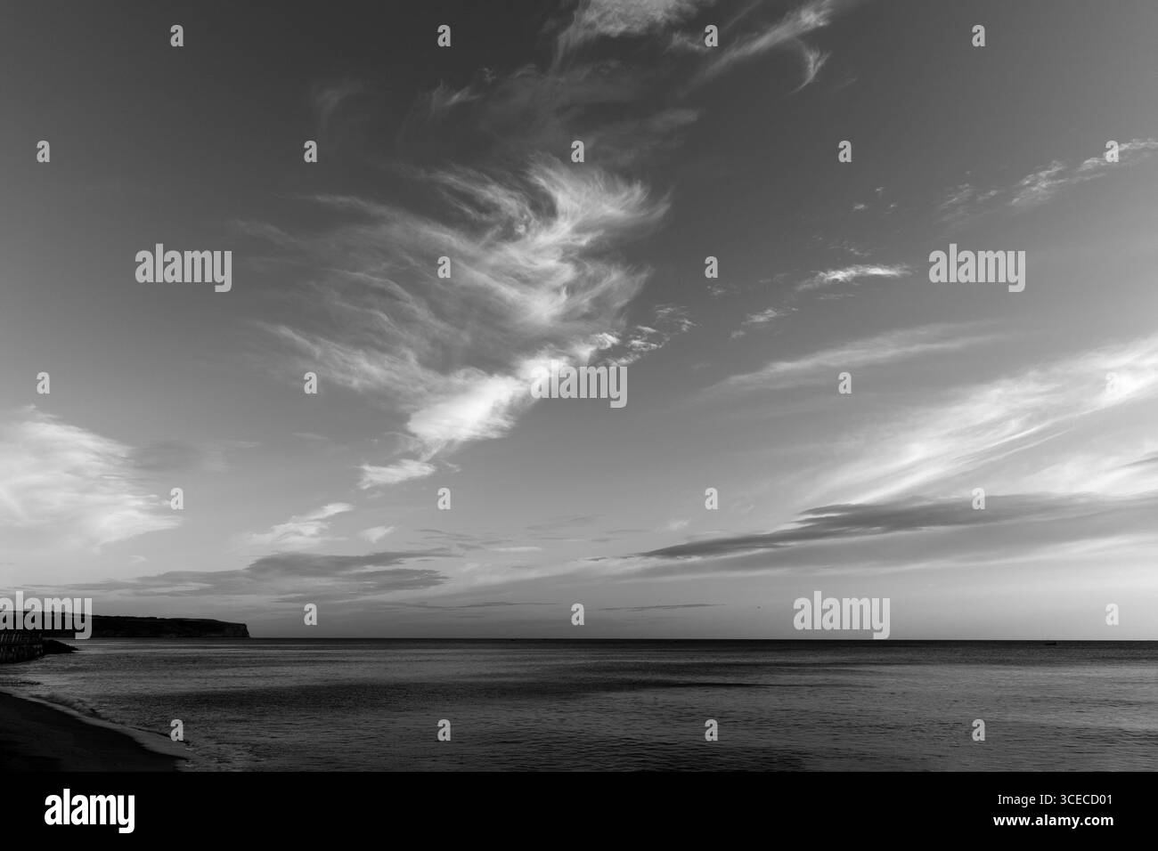 Vista panoramica del Mare del Nord da Sandsend Beach, Whitby, North Yorkshire, Inghilterra, in una giornata estiva di sole Foto Stock