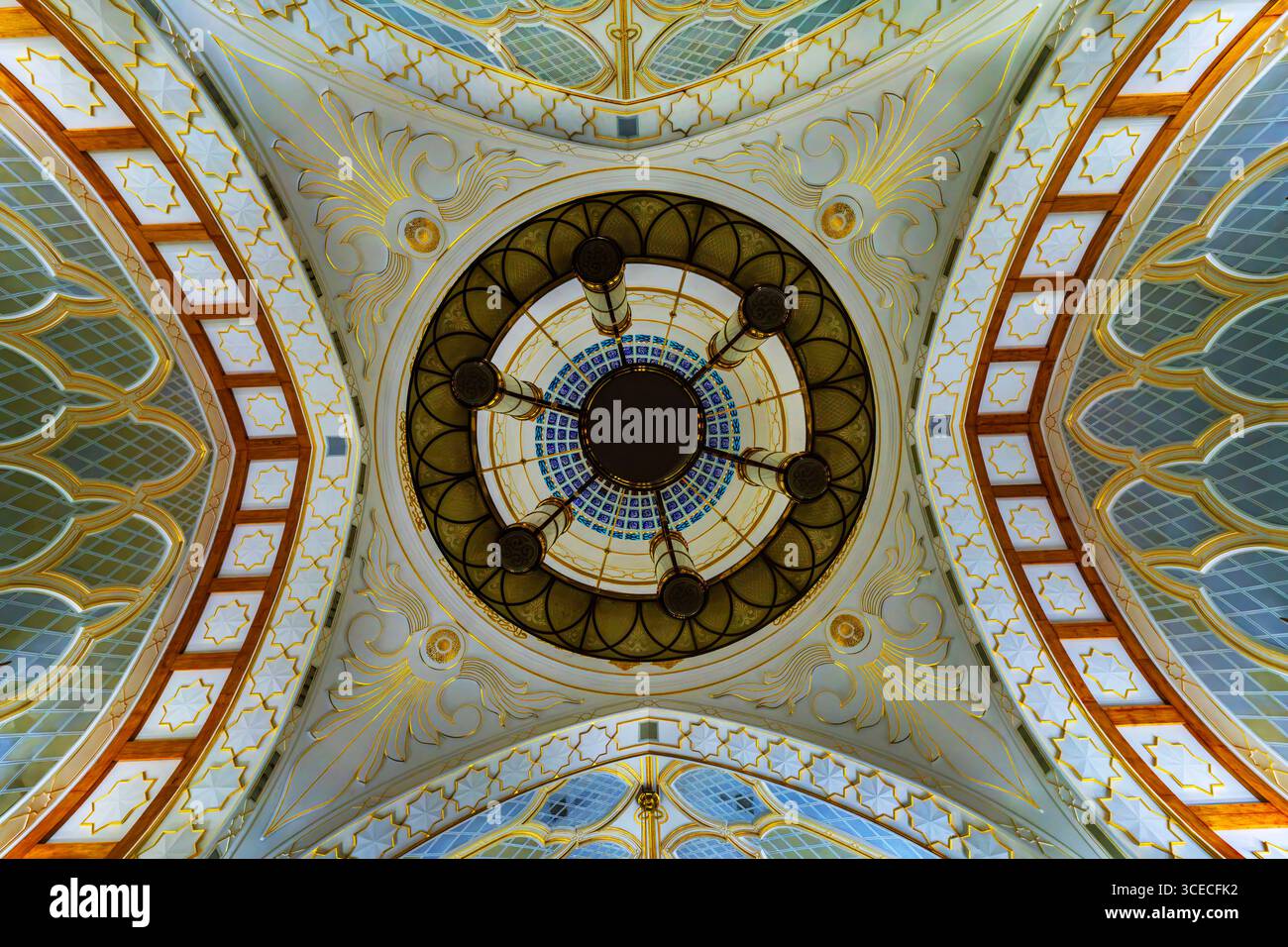 Ammira la cupola della moschea del sultano Omar Ali Saifuddin dall'interno, a Bandar seri Begawan, Brunei Foto Stock