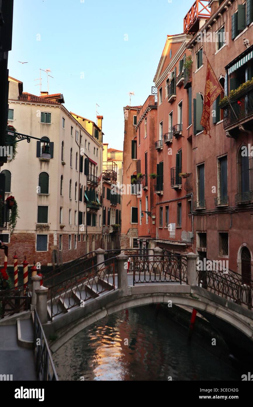 Vista mattutina della città vecchia, del canale e del ponte vecchio nel quartiere San Marco di Venezia Foto Stock