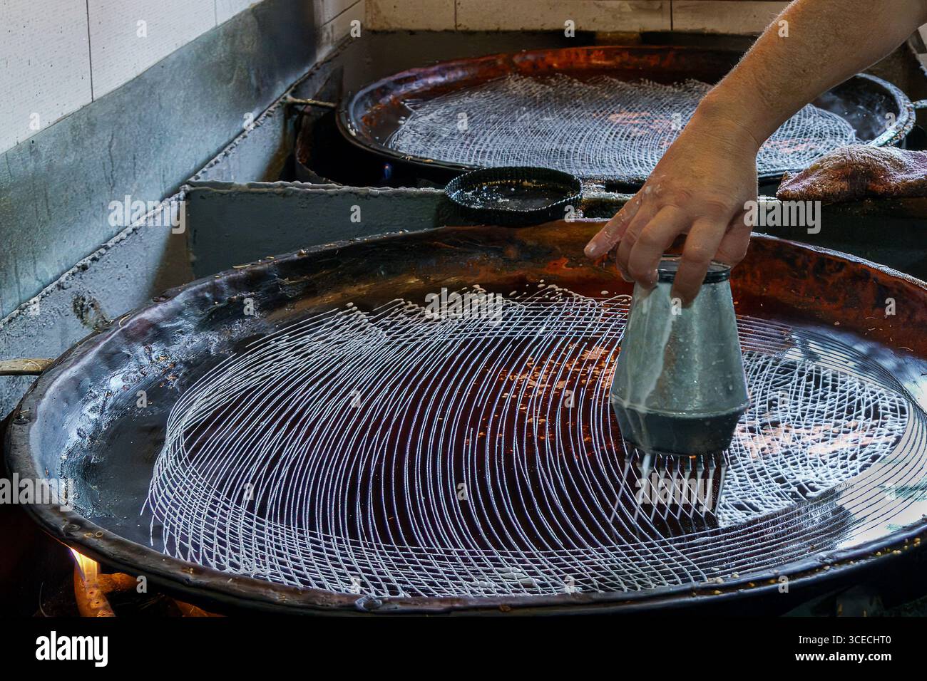 Preparare dessert locali conosciuti come Halva o Pakhlava nella città di Sheki, Azerbaigian Foto Stock