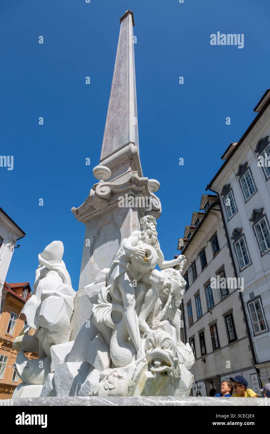 Lubiana, Slovenia - 15 agosto 2019: La fontana di tre fiumi carniola a Lubiana. La fontana di Robb, il famoso scultore veneziano, era bu Foto Stock