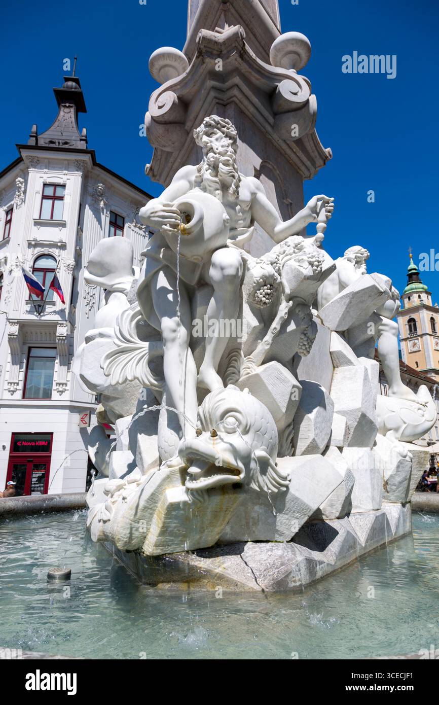 Lubiana, Slovenia - 15 agosto 2019: La fontana di tre fiumi carniola a Lubiana. La fontana di Robb, il famoso scultore veneziano, era bu Foto Stock
