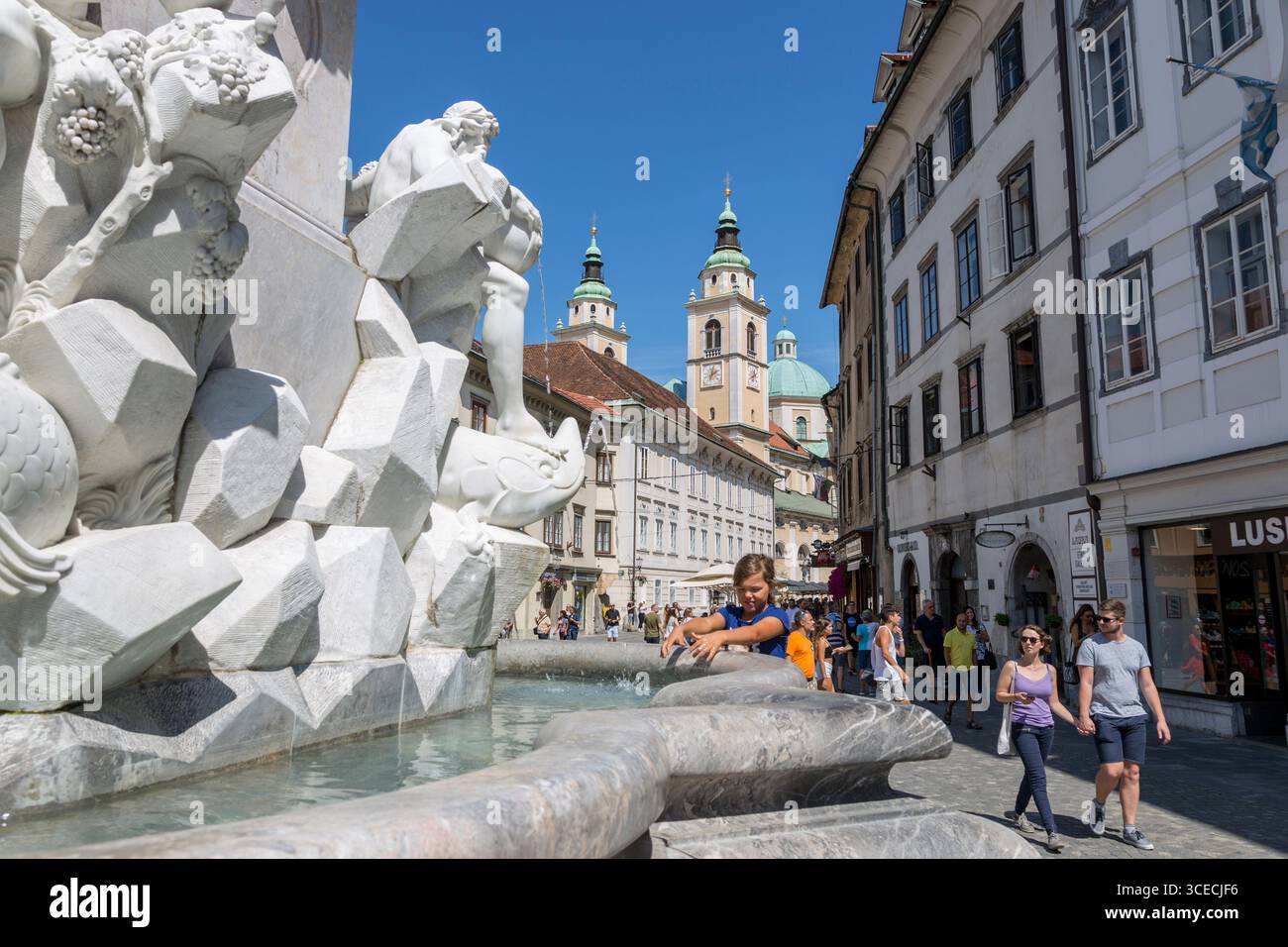 Lubiana, Slovenia - 15 agosto 2019: La fontana di tre fiumi carniola a Lubiana. La fontana di Robb, il famoso scultore veneziano, era bu Foto Stock