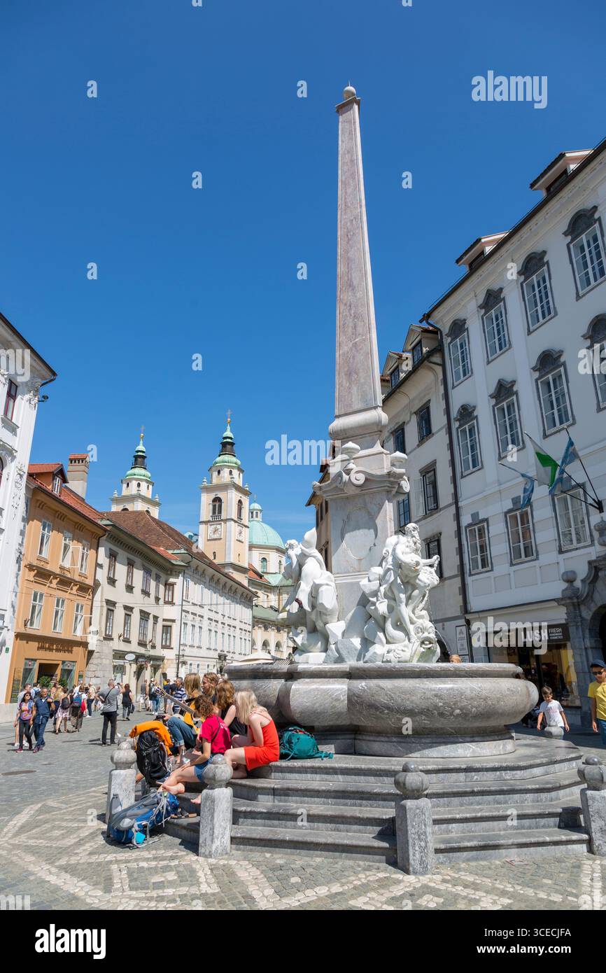 Lubiana, Slovenia - 15 agosto 2019: I giovani con la chitarra si rilassano sui gradini della fontana di Robb, il famoso scultore veneziano, fu costruito Foto Stock