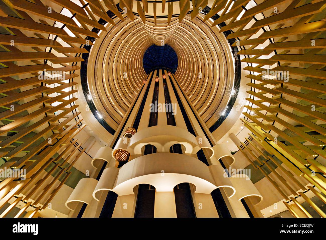 Vista sul design architettonico circolare dell'Hotel Holiday Inn Atrium, a Singapore Foto Stock