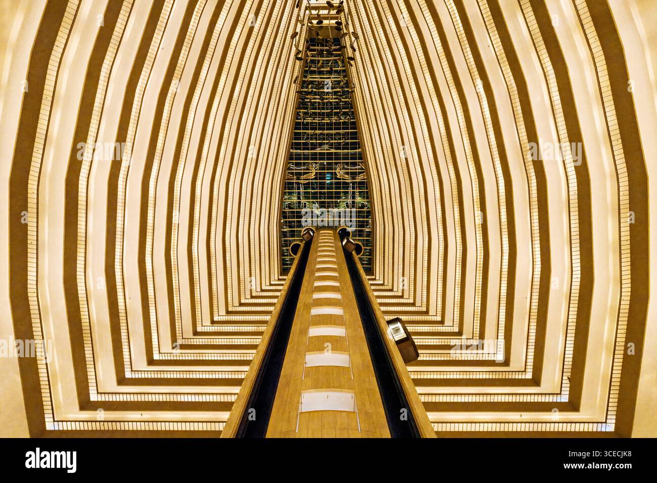 Architettura dei piani che guarda in alto, all'interno del Park Royal Collection Hotel, a Singapore Foto Stock