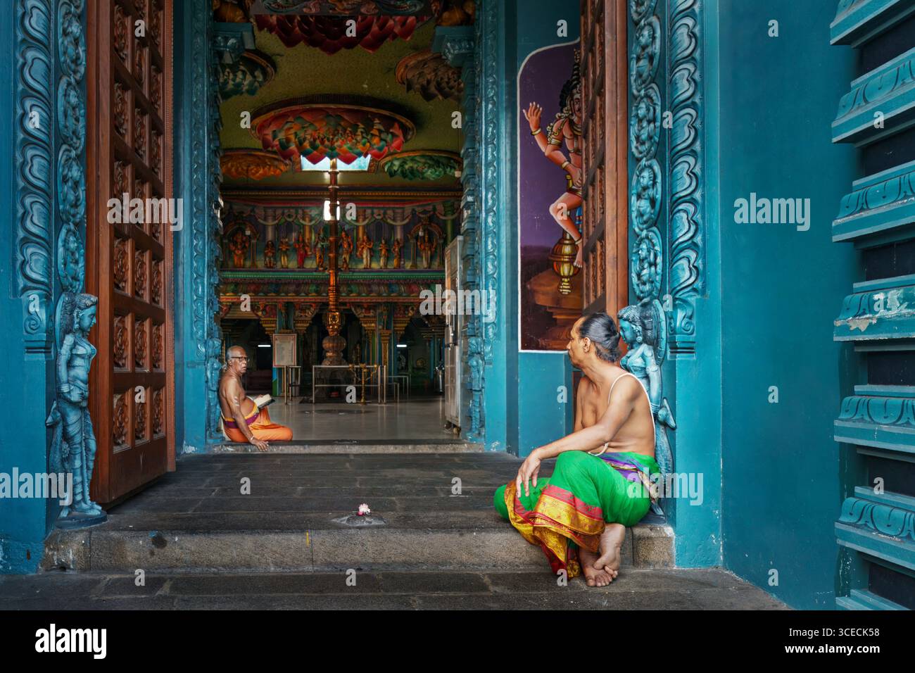 Sacerdoti del tempio indù conosciuto come Sri Kailasanathar a Colombo, Sri Lanka Foto Stock