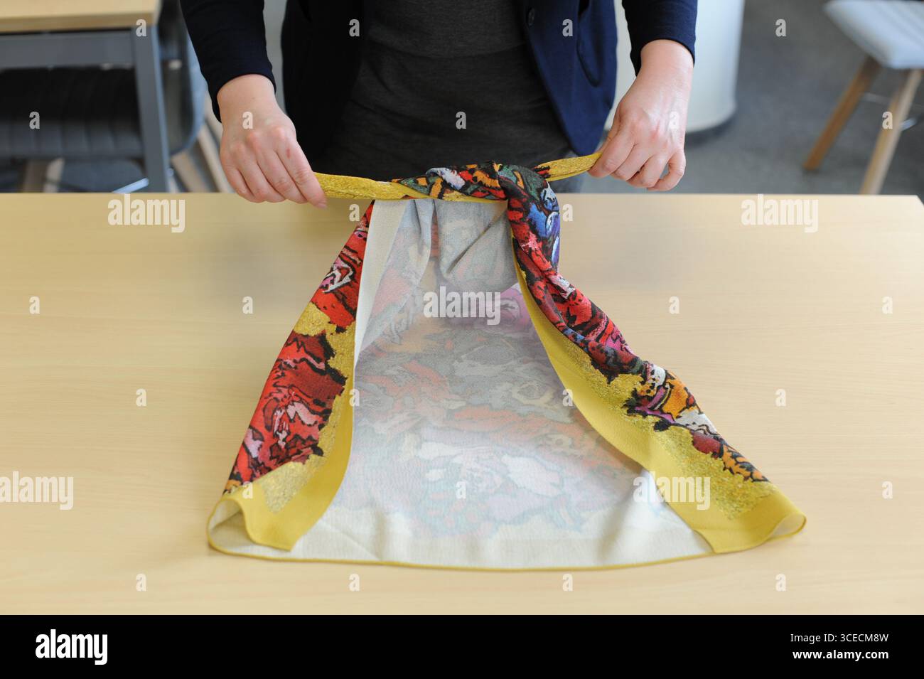 Furoshiki tradizionale giapponese confezione regalo ecologica e dimostrazione tecnica Foto Stock