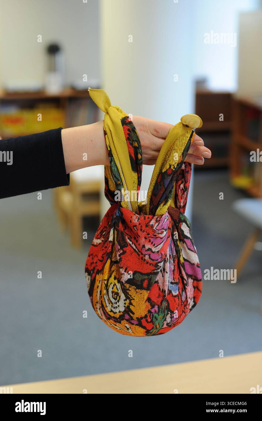 Furoshiki tradizionale giapponese confezione regalo ecologica e dimostrazione tecnica Foto Stock