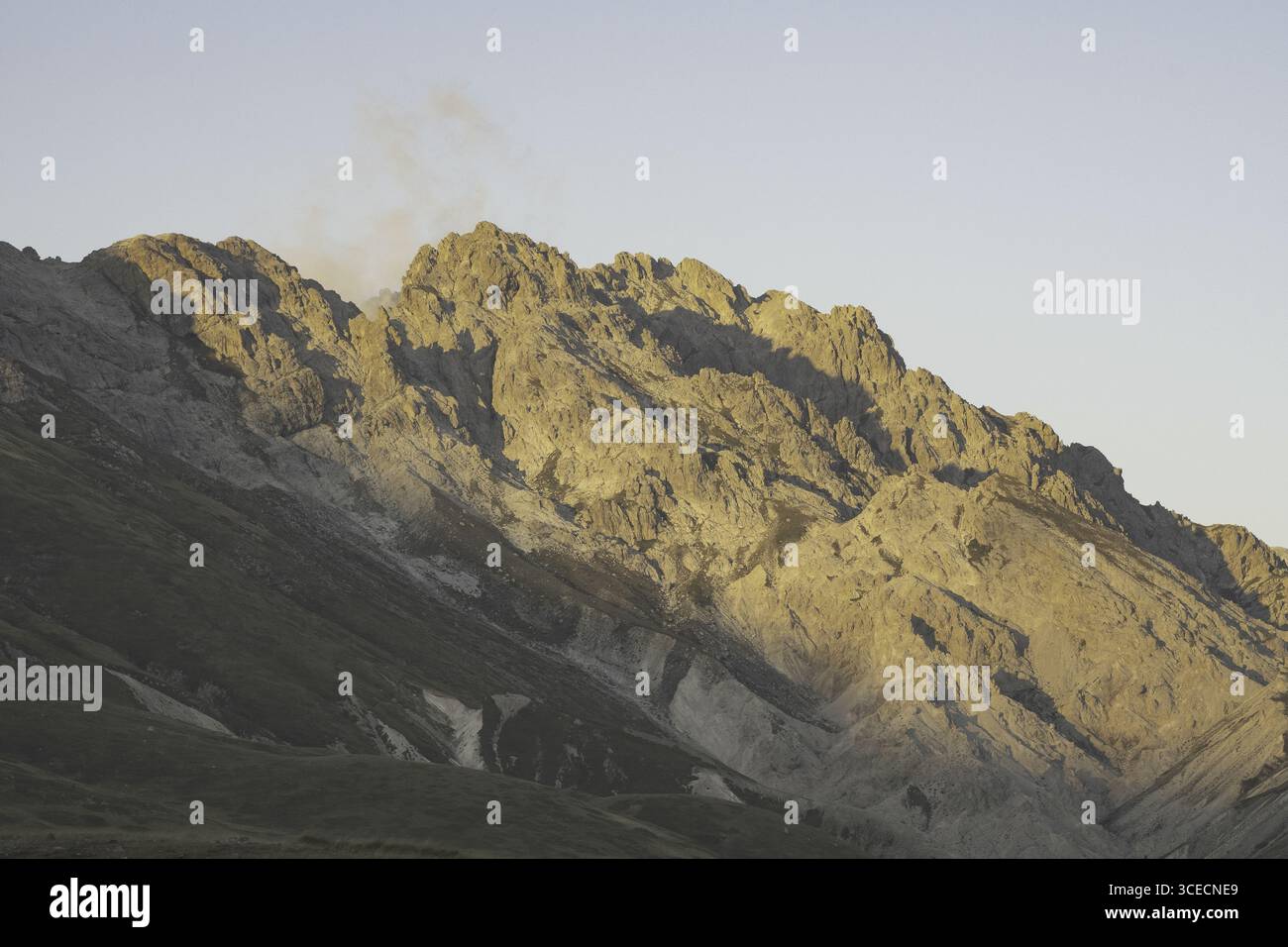 Luce spirituale del tramonto che forma figure di angelo e drago sul crinale del Gran Sasso in Abruzzo Foto Stock