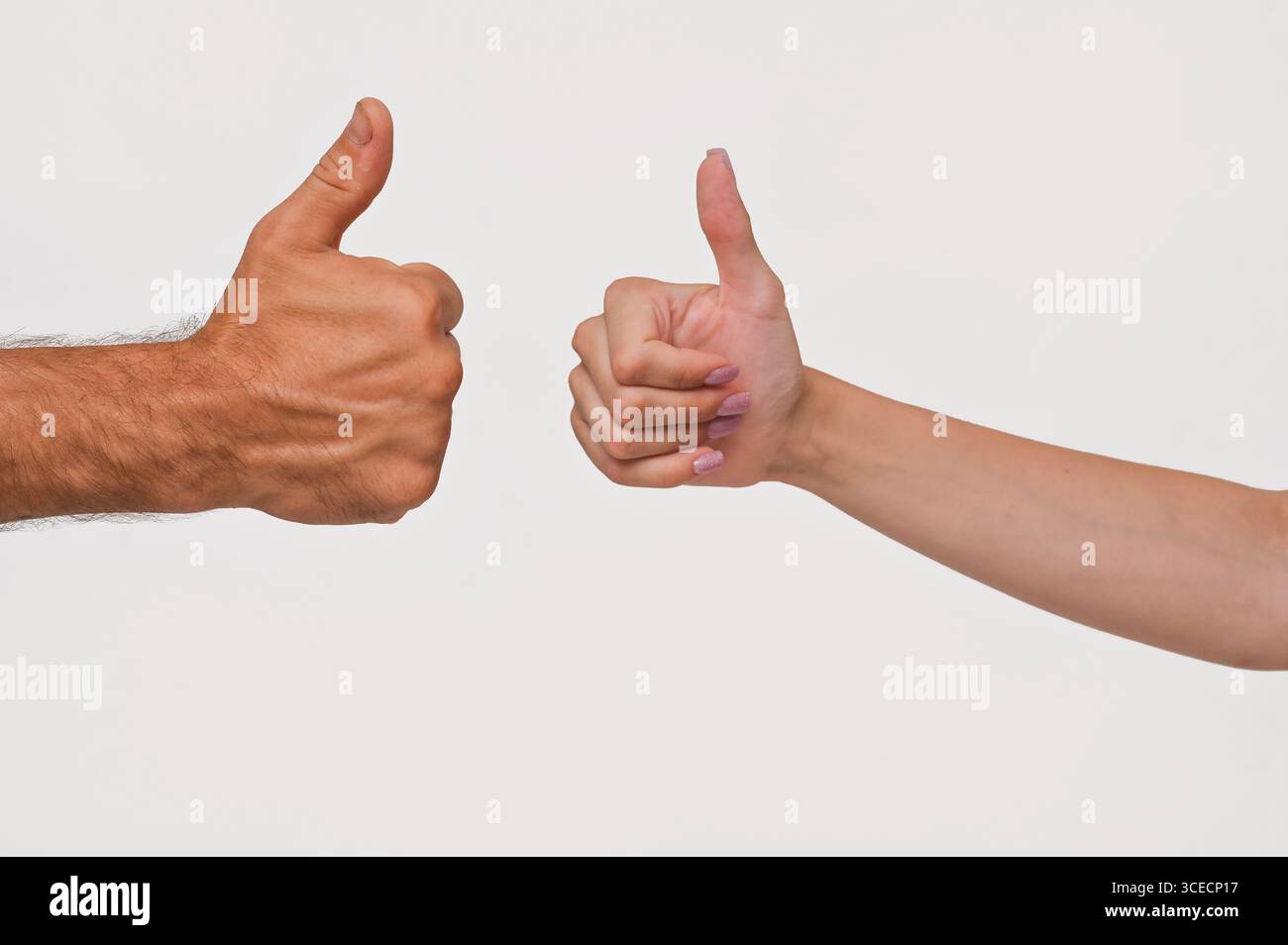 Le mani maschili e femminili mostrano i pollici in alto, concetto su sfondo bianco Foto Stock