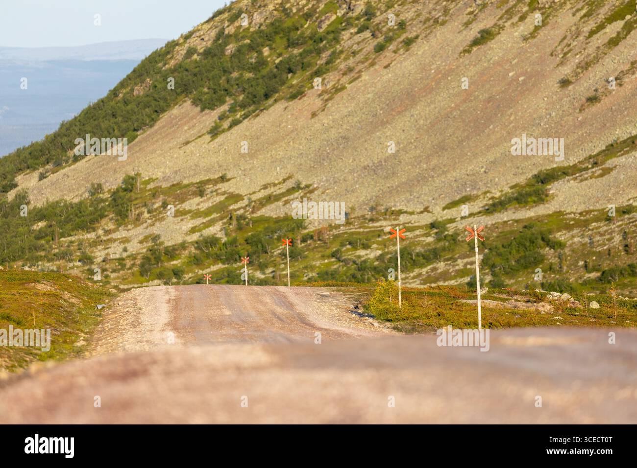 Strada sterrata estiva con piste da sci sulle montagne svedesi. Foto Stock