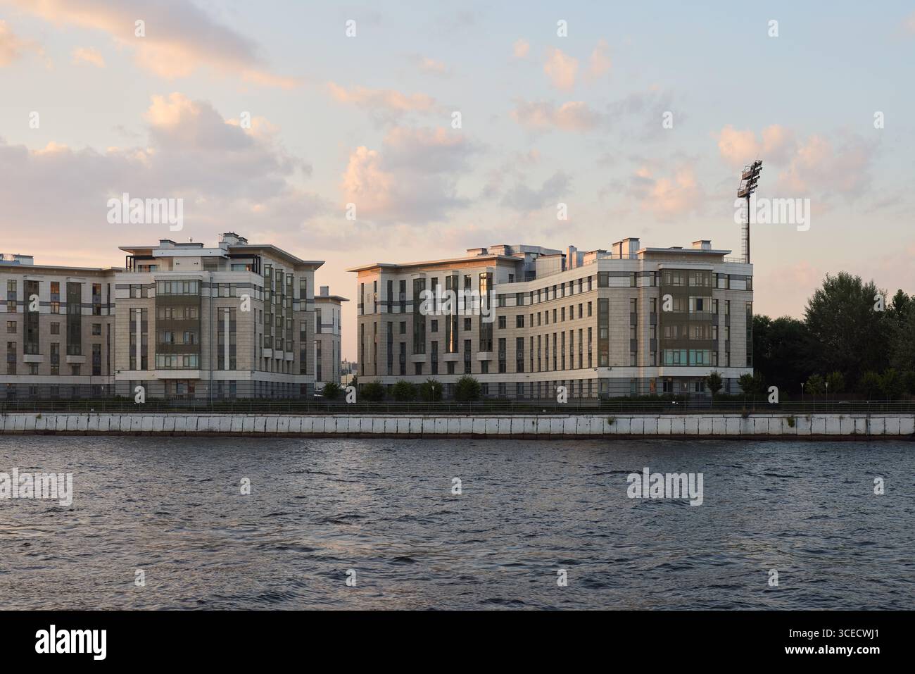 Scoprite gli eleganti appartamenti Waterfront che offrono splendide viste al tramonto Foto Stock