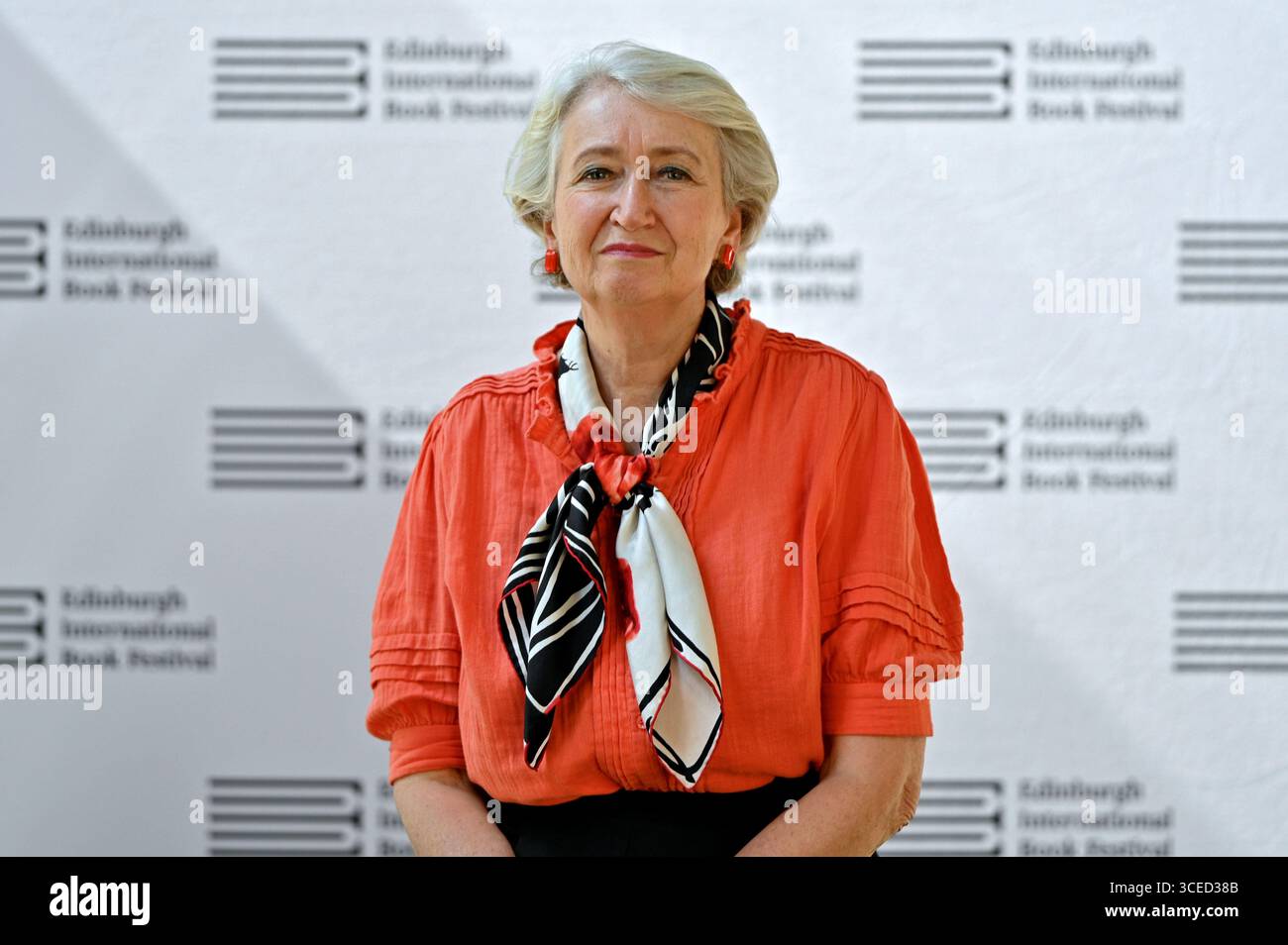 Edimburgo, Scozia, Regno Unito. 17 agosto 2025. Festival Internazionale del libro di Edimburgo: Lindsey Hilsum, autrice e giornalista televisiva alla photocall ufficiale. Crediti: Craig Brown/Alamy Live News Foto Stock