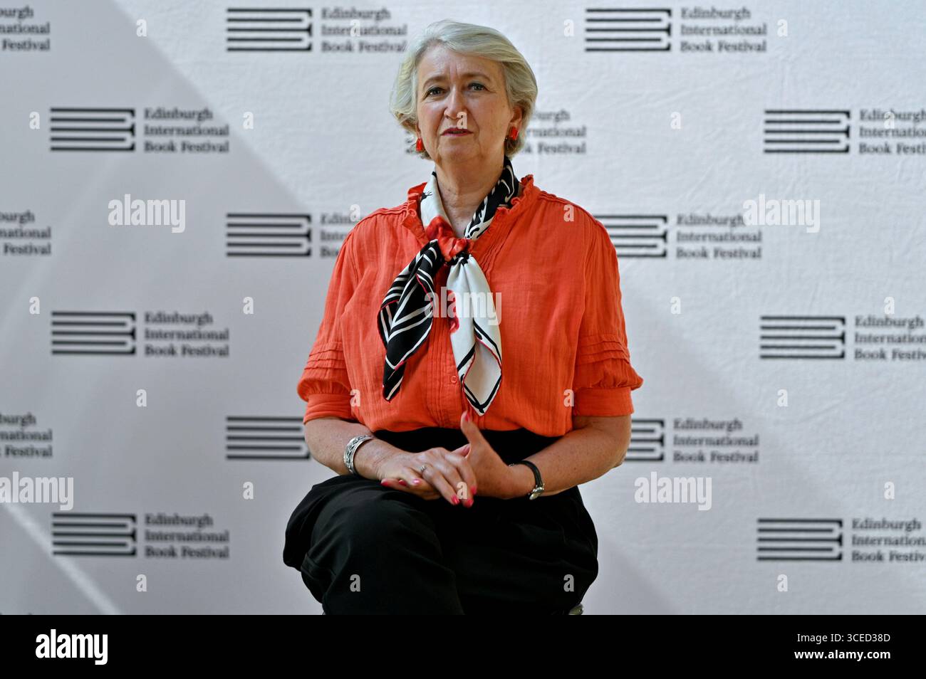 Edimburgo, Scozia, Regno Unito. 17 agosto 2025. Festival Internazionale del libro di Edimburgo: Lindsey Hilsum, autrice e giornalista televisiva alla photocall ufficiale. Crediti: Craig Brown/Alamy Live News Foto Stock