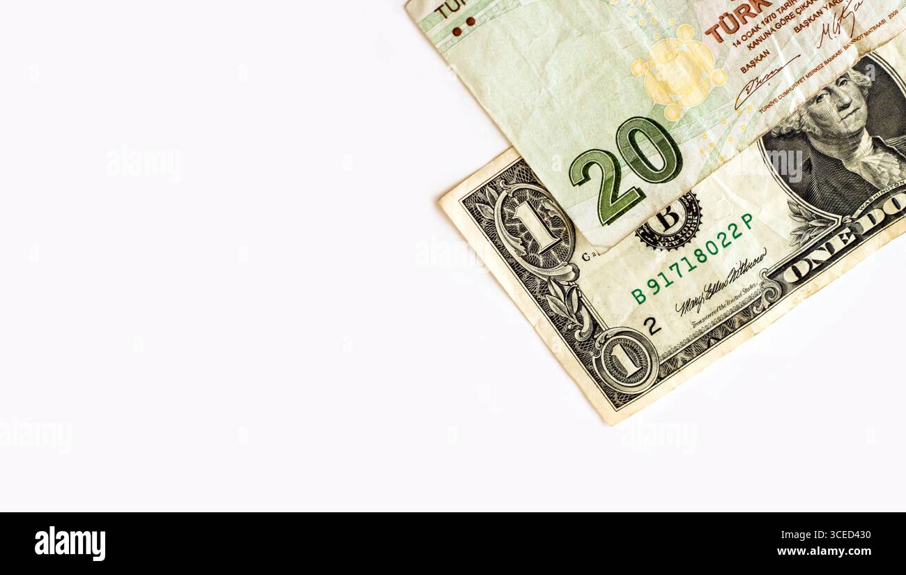 Venti lire turche e un dollaro americano su una superficie bianca con spazio di copia. Immagine concettuale di alto tasso Foto Stock