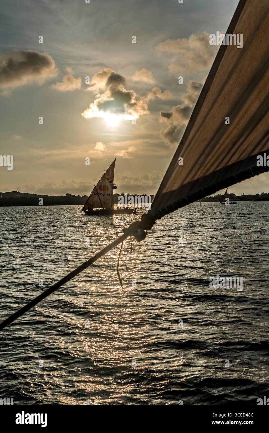Barche al largo di Shela Beach, Lamu, Kenya Foto Stock