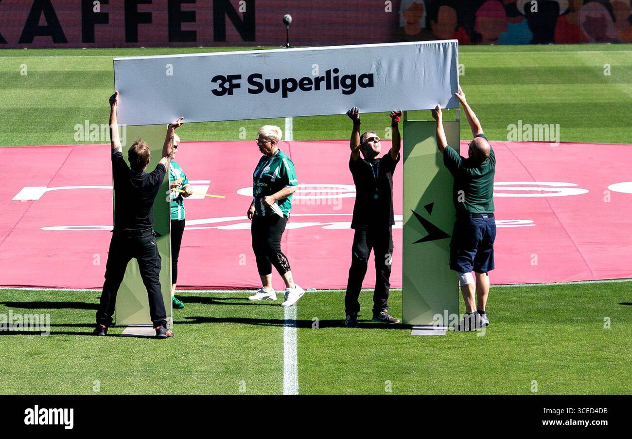Viborg, Danimarca. 17 agosto 2025. La sigla 3F Super League viene assemblata prima del match di Super League tra Viborg FF e Silkeborg IF all'Energi Viborg Arena, domenica 17 agosto 2025. (Foto: Henning Bagger /Ritzau Scanpix) credito: Ritzau/Alamy Live News Foto Stock