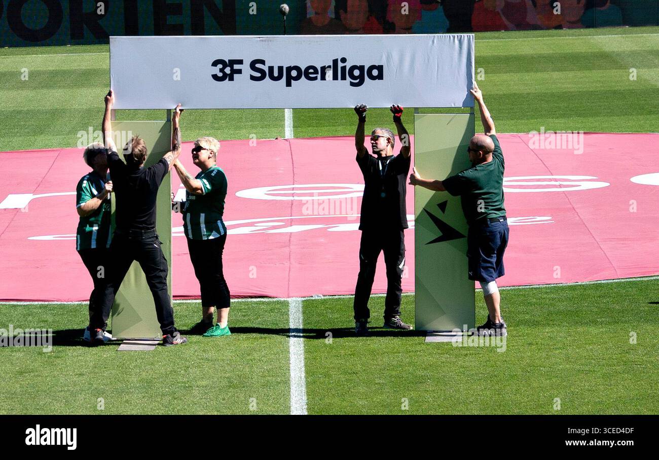 Viborg, Danimarca. 17 agosto 2025. La sigla 3F Super League viene assemblata prima del match di Super League tra Viborg FF e Silkeborg IF all'Energi Viborg Arena, domenica 17 agosto 2025. (Foto: Henning Bagger /Ritzau Scanpix) credito: Ritzau/Alamy Live News Foto Stock