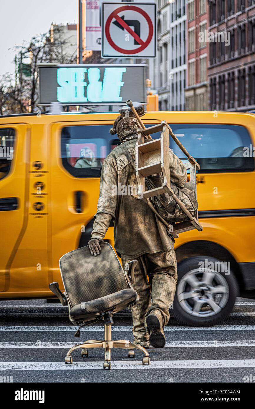 Artista di strada dipinto in oro nel traffico di New York Foto Stock