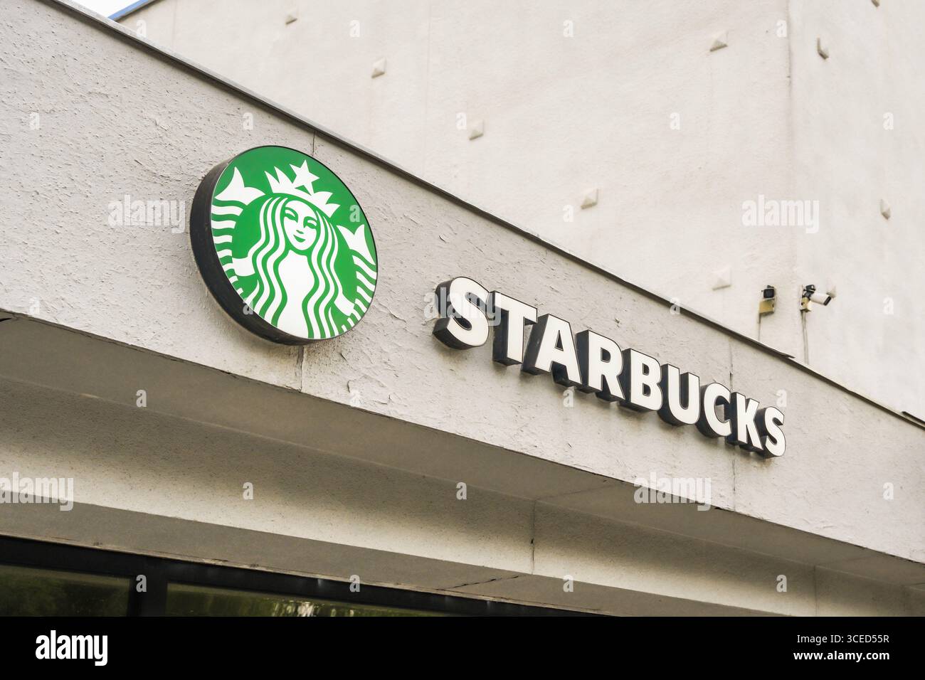 Almaty, Kazakistan - 14 luglio 2025: Logo Starbucks Coffee Shop sulla facciata dell'edificio. Azienda in tutto il mondo Foto Stock