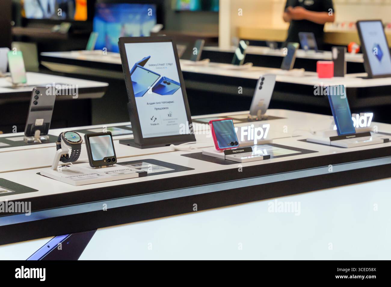 Almaty, Kazakistan - 14 luglio 2025: Vetrina con smartphone Samsung Galaxy Z Flip7. Produttore coreano. Tecnologie moderne Foto Stock