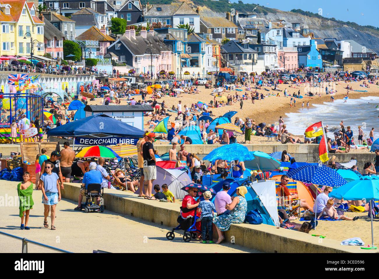 Lyme Regis, Dorset, Regno Unito. 17 agosto 2025. Tempo Regno Unito: La spiaggia della località balneare di Lyme Regis era piena di turisti che si crogiolavano nel caldo sole della domenica pomeriggio mentre il tempo caldo e soleggiato record continua . Crediti: Celia McMahon/Alamy Live News Foto Stock