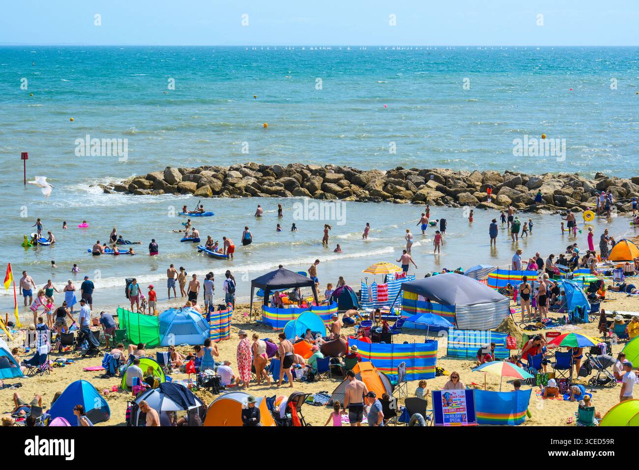Lyme Regis, Dorset, Regno Unito. 17 agosto 2025. Tempo Regno Unito: La spiaggia della località balneare di Lyme Regis era piena di turisti che si crogiolavano nel caldo sole della domenica pomeriggio mentre il tempo caldo e soleggiato record continua . Crediti: Celia McMahon/Alamy Live News Foto Stock Lyme Regis, Dorset, Regno Unito. 17 agosto 2025. Tempo Regno Unito: La spiaggia della località balneare di Lyme Regis era piena di turisti che si crogiolavano nel caldo sole della domenica pomeriggio mentre il tempo caldo e soleggiato record continua . Crediti: Celia McMahon/Alamy Live News Foto Stock