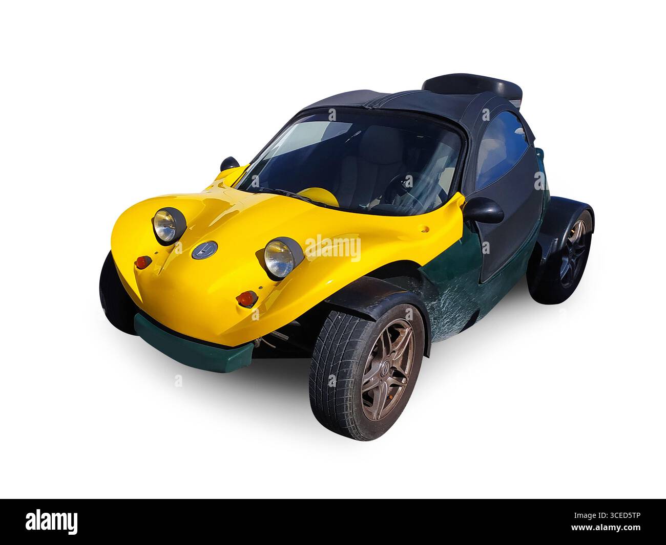 Veicolo a tre ruote unico e colorato sullo sfondo bianco. Concetto di trasporto economico e divertente. Perfetto per il settore automobilistico, l'innovazione o l'ecofrie Foto Stock